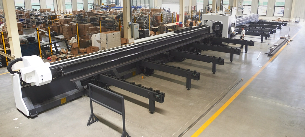 Automatisiertes Ladesystem an einer CNC-Rohrlaserschneidmaschine.webp
